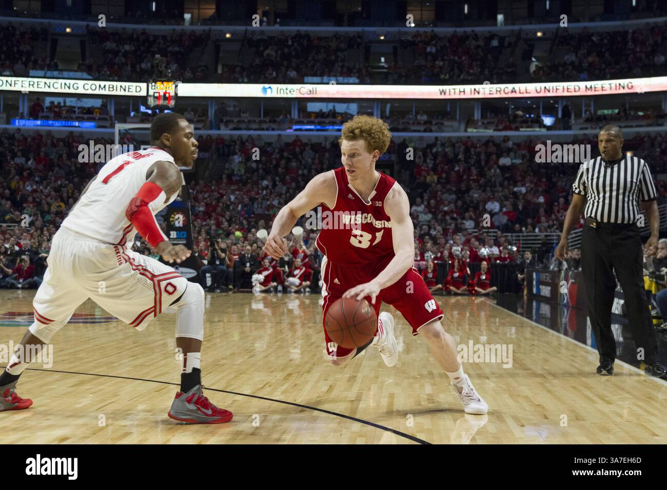 März 2013: Chicago, Illinois, USA MIKE BRUESEWITZ, der Vorläufer der Ohio State Buckeyes, fährt die Baseline an, als DESHAUN THOMAS von den Ohio State Buckeyes während des Basketball-Meisterschaftsspiels der Big Ten im United Center verteidigt. (Kreditbild: © TriplePlayNewMedia/ZUMAPRESS.com) Stockfoto
