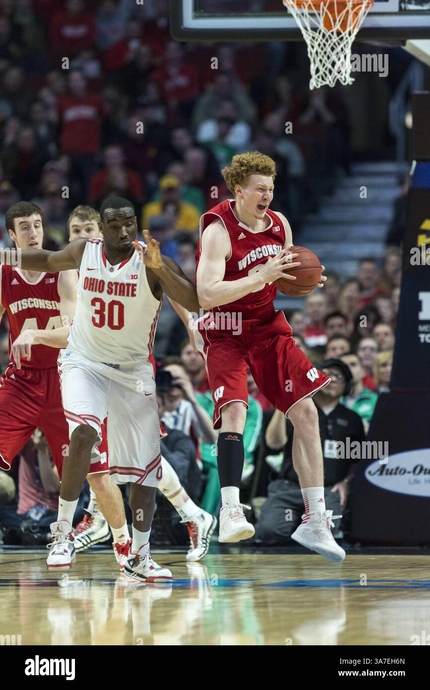 März 2013: Chicago, Illinois, USA S - Wisconsin Badgers Stürmer MIKE BRUESEWITZ holt sich während des Basketball-Meisterschaftsspiels der Big Ten im United Center einen Rückstoß über EVAN RAVENEL von den Ohio State Buckeyes. (Kreditbild: © TriplePlayNewMedia/ZUMAPRESS.com) Stockfoto