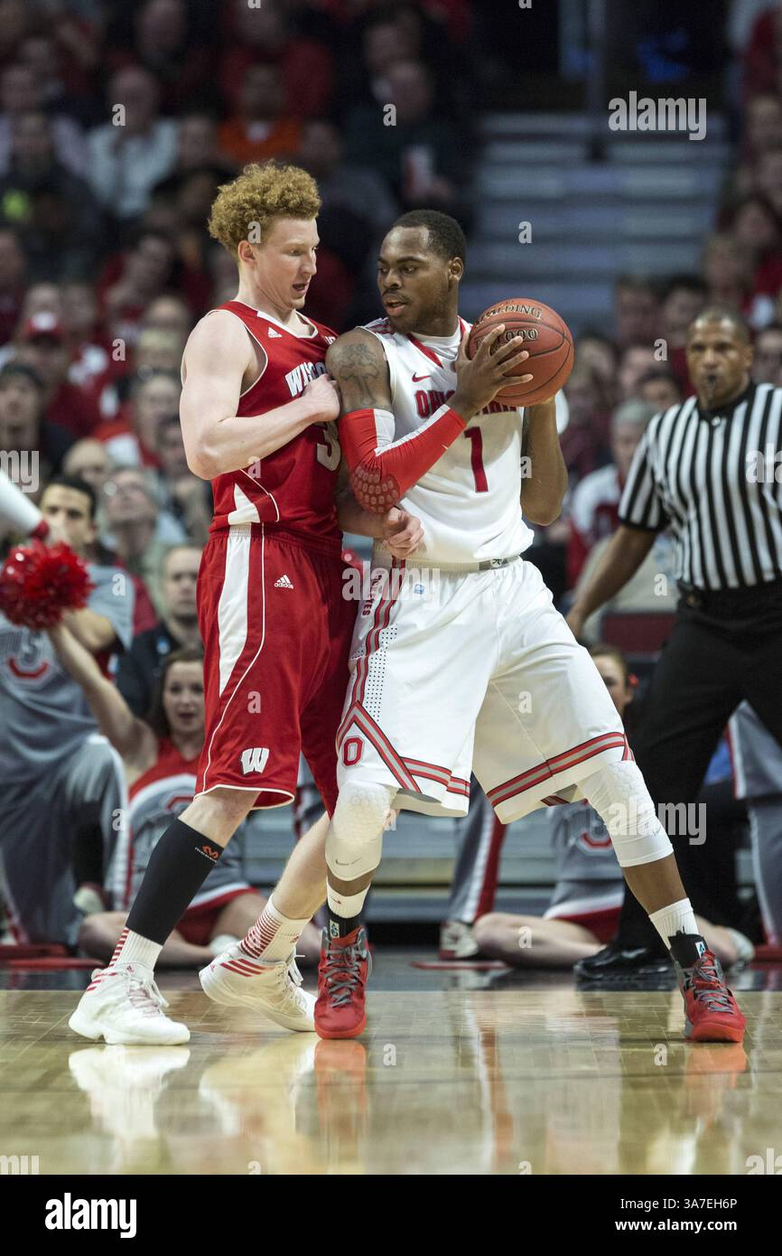 März 2013: Chicago, Illinois, USA S - Ohio State Buckeyes Stürmer DESHAUN THOMAS setzt MIKE BRUESEWITZ von den Wisconsin Badgers während des Big Ten Basketball-Meisterschaftsspiels im United Center auf den niedrigen Posten. (Kreditbild: © TriplePlayNewMedia/ZUMAPRESS.com) Stockfoto