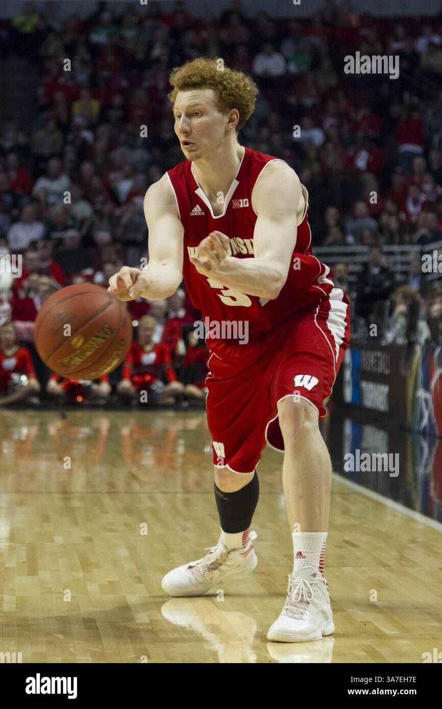 März 2013: Chicago, Illinois, USA S - Wisconsin Badgers Stürmer MIKE BRUESEWITZ, der hier während des Basketball-Meisterschaftsspiels der Big Ten gegen die Ohio State Buckeyes im United Center zu sehen ist. (Kreditbild: © TriplePlayNewMedia/ZUMAPRESS.com) Stockfoto
