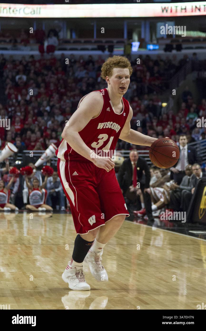 März 2013: Chicago, Illinois, USA S - Wisconsin Badgers Stürmer MIKE BRUESEWITZ, der hier während des Basketball-Meisterschaftsspiels der Big Ten gegen die Ohio State Buckeyes im United Center zu sehen ist. (Kreditbild: © TriplePlayNewMedia/ZUMAPRESS.com) Stockfoto