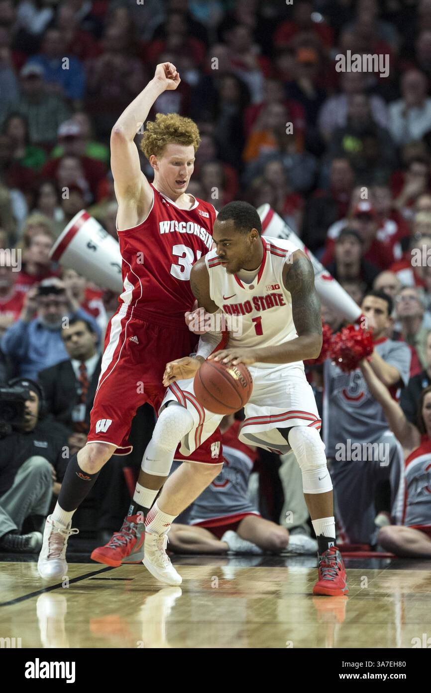 März 2013: Chicago, Illinois, USA S - Ohio State Buckeyes Stürmer DESHAUN THOMAS setzt MIKE BRUESEWITZ von den Wisconsin Badgers während des Big Ten Basketball-Meisterschaftsspiels im United Center auf den niedrigen Posten. (Kreditbild: © TriplePlayNewMedia/ZUMAPRESS.com) Stockfoto