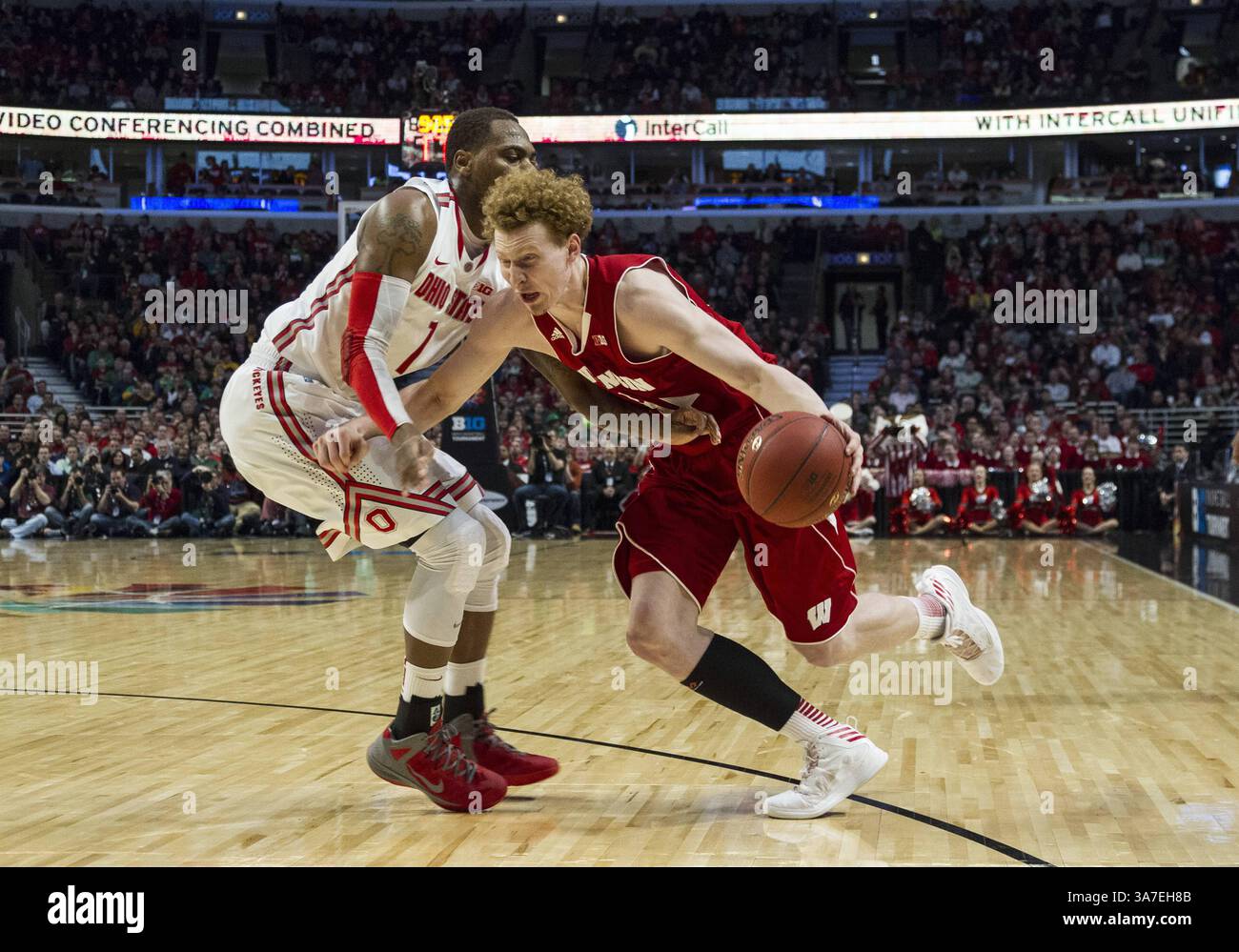 März 2013: Chicago, Illinois, USA MIKE BRUESEWITZ, Forward von Wisconsin Badgers, fährt während des Basketball-Meisterschaftsspiels der Big Ten im United Center an DESHAUN THOMAS von den Ohio State Buckeyes vorbei. (Kreditbild: © TriplePlayNewMedia/ZUMAPRESS.com) Stockfoto
