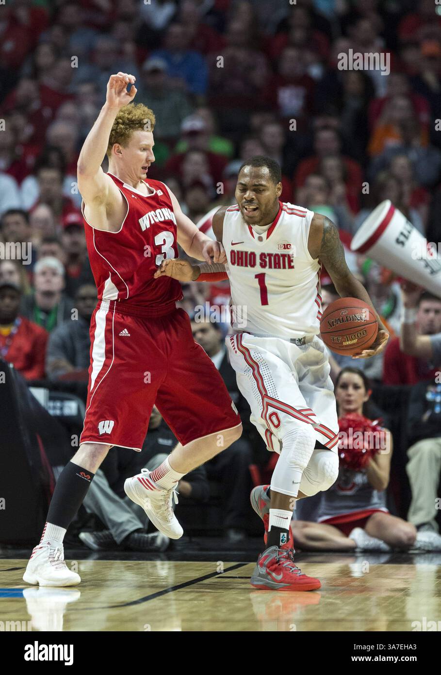 März 2013: Chicago, Illinois, USA S - Ohio State Buckeyes Stürmer DESHAUN THOMAS setzt MIKE BRUESEWITZ von den Wisconsin Badgers während des Big Ten Basketball-Meisterschaftsspiels im United Center auf den niedrigen Posten. (Kreditbild: © TriplePlayNewMedia/ZUMAPRESS.com) Stockfoto
