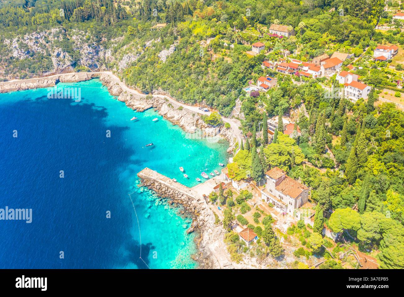 Ein herrlicher Blick auf die atemberaubende Küste von Trsteno, Teil der Riviera von Dubrovnik, mit Blick auf die kristallklare Adria und die Küste Stockfoto