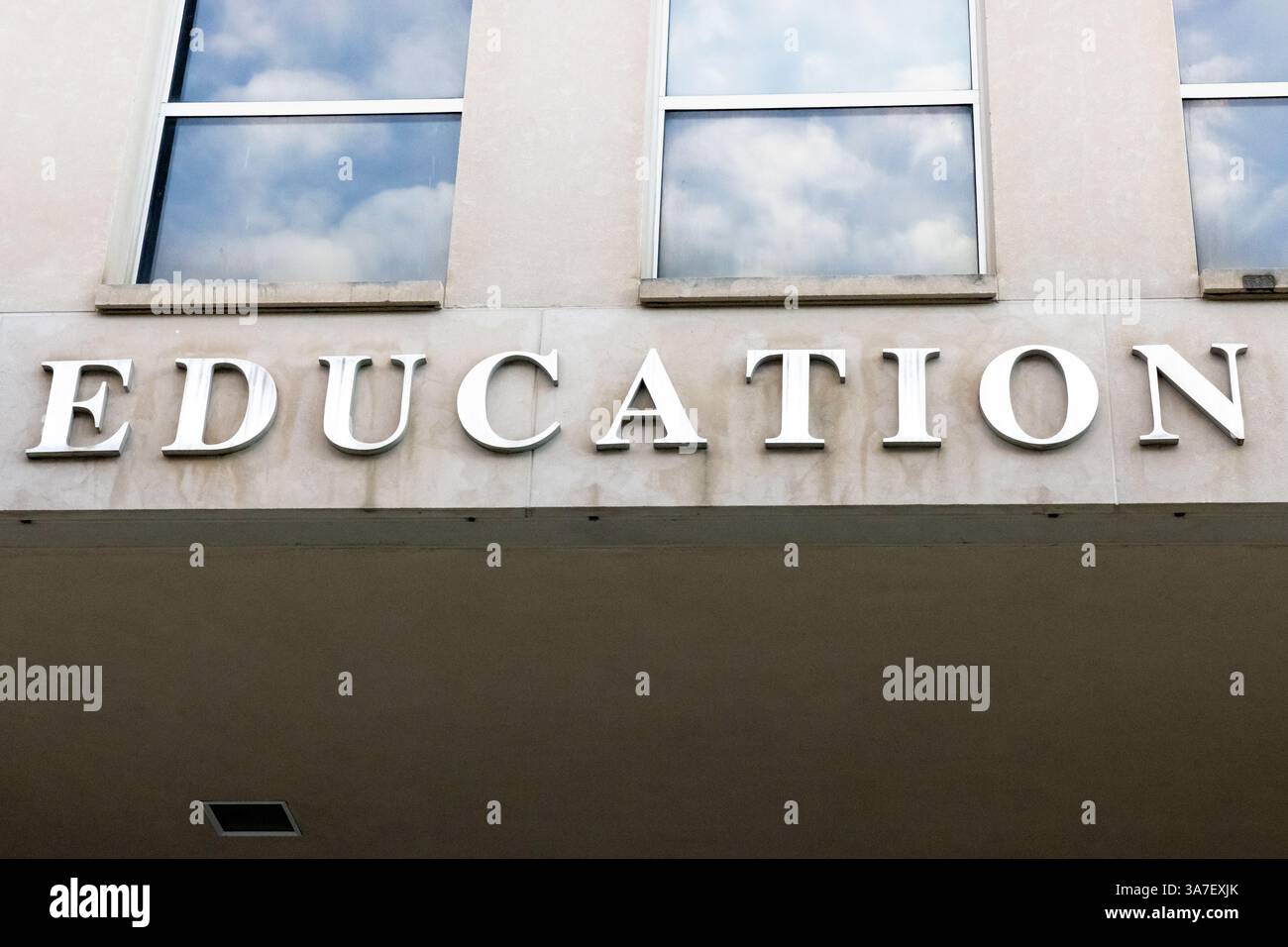 Nahaufnahme der angehefteten Buchstaben mit der Schreibweise „Bildung“ am Eingang des Lyndon B. Johnson Department of Education Building in Washington, DC Stockfoto