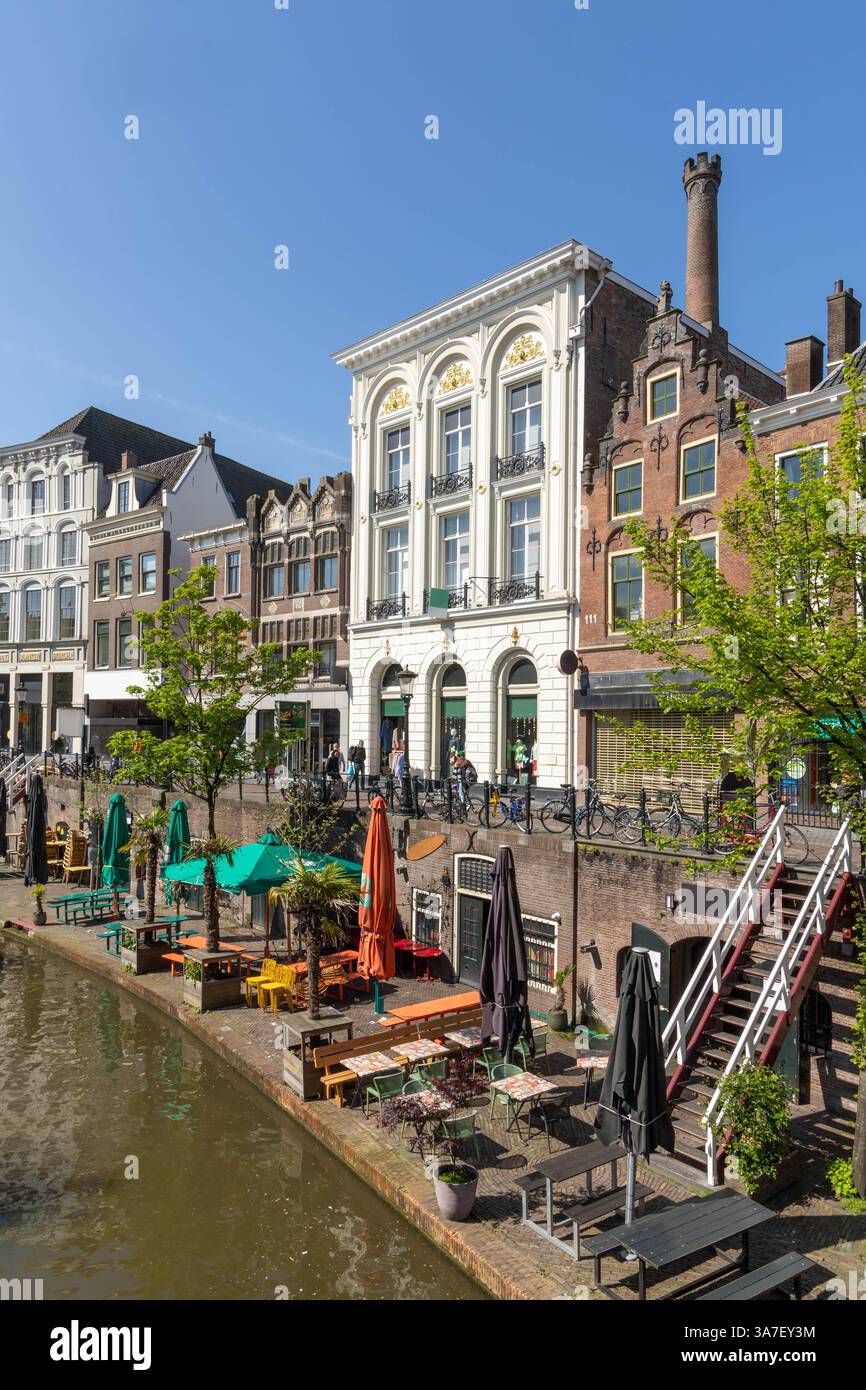 Utrecht, Niederlande. 5. Mai 2024. Restaurants auf der Oudegracht Utrecht. Ein beliebter Ort zum Essen oder Trinken entlang des Kanals am Kai. Mit Specta Stockfoto