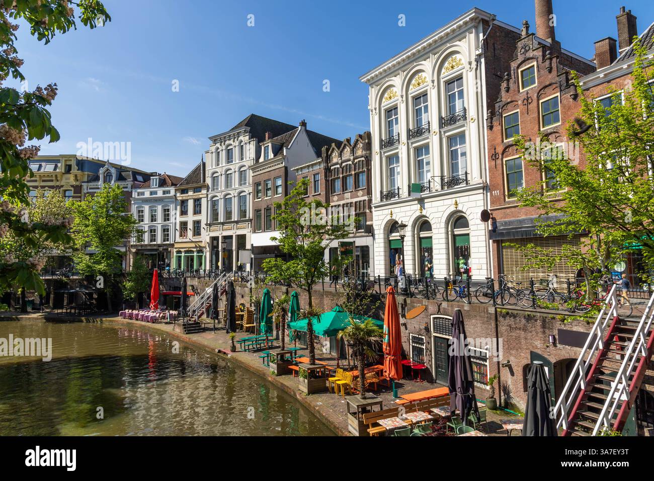 Utrecht, Niederlande. 5. Mai 2024. Restaurants auf der Oudegracht Utrecht. Ein beliebter Ort zum Essen oder Trinken entlang des Kanals am Kai. Mit Specta Stockfoto