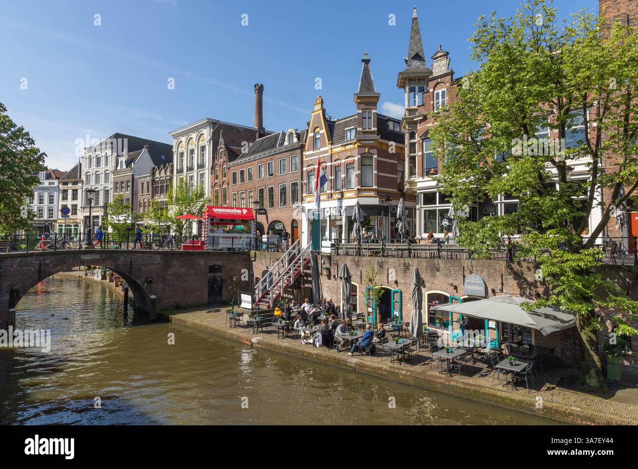 Utrecht, Niederlande. 5. Mai 2024. Restaurant auf der Oudegracht Utrecht. Ein beliebter Ort zum Essen oder Trinken entlang des Kanals am Kai. Mit Spectac Stockfoto