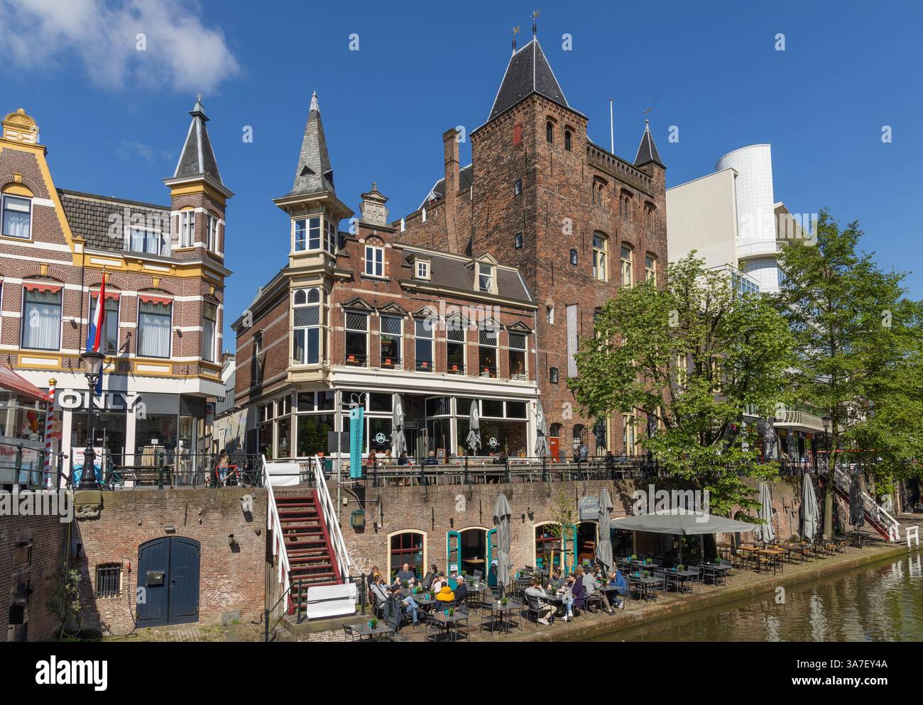 Utrecht, Niederlande. 5. Mai 2024. Gastronomie auf der Oudegracht Utrecht. Ein beliebter Ort zum Essen und Trinken entlang des Wassers auf dem Kai. Mit Stockfoto