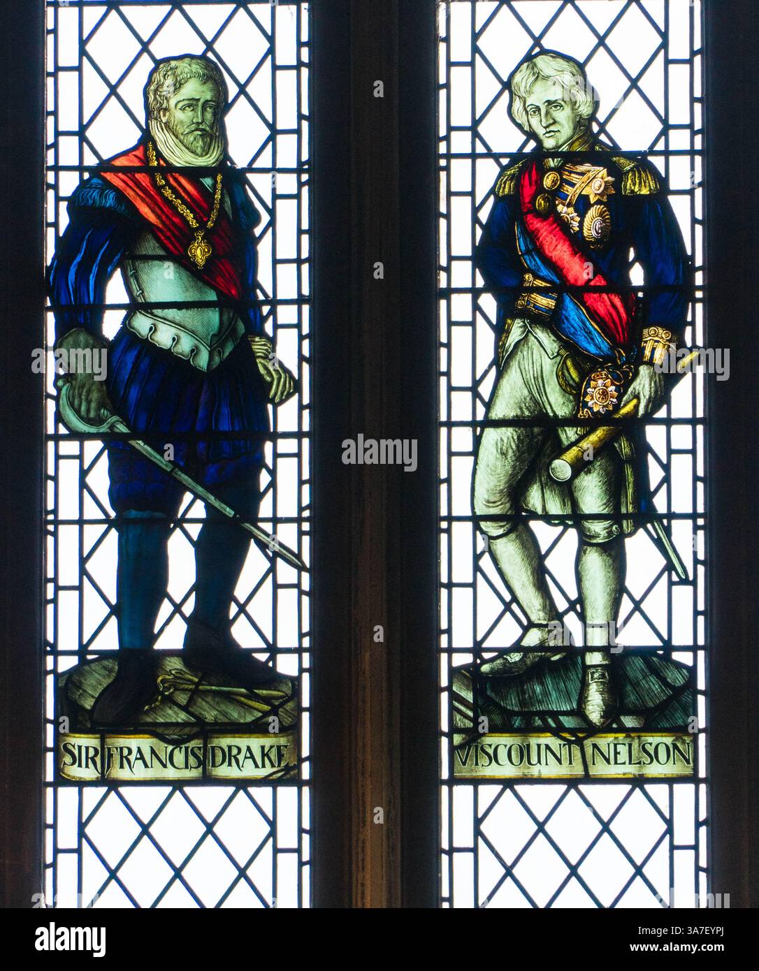 Buntglas mit der Darstellung von Sir Francis Drake und Viscount Nelson Bristol Cathedral England UK. März 2025 Stockfoto