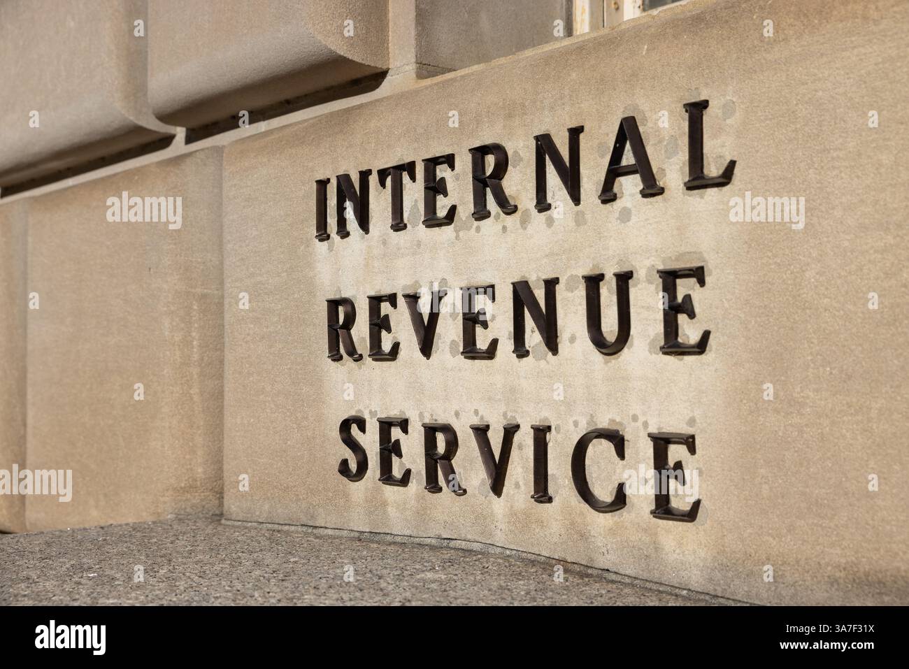 Schriftzug auf der Außenseite des IRS (Internal Revenue Service) Hauptquartiers in Washington, DC Stockfoto
