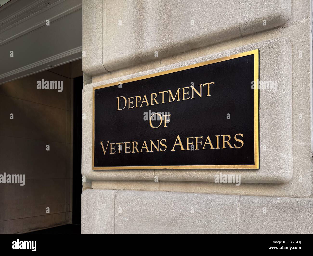 Plakette am Eingang zum Gebäude des US-Veteranenministeriums in Washington, D.C. Stockfoto