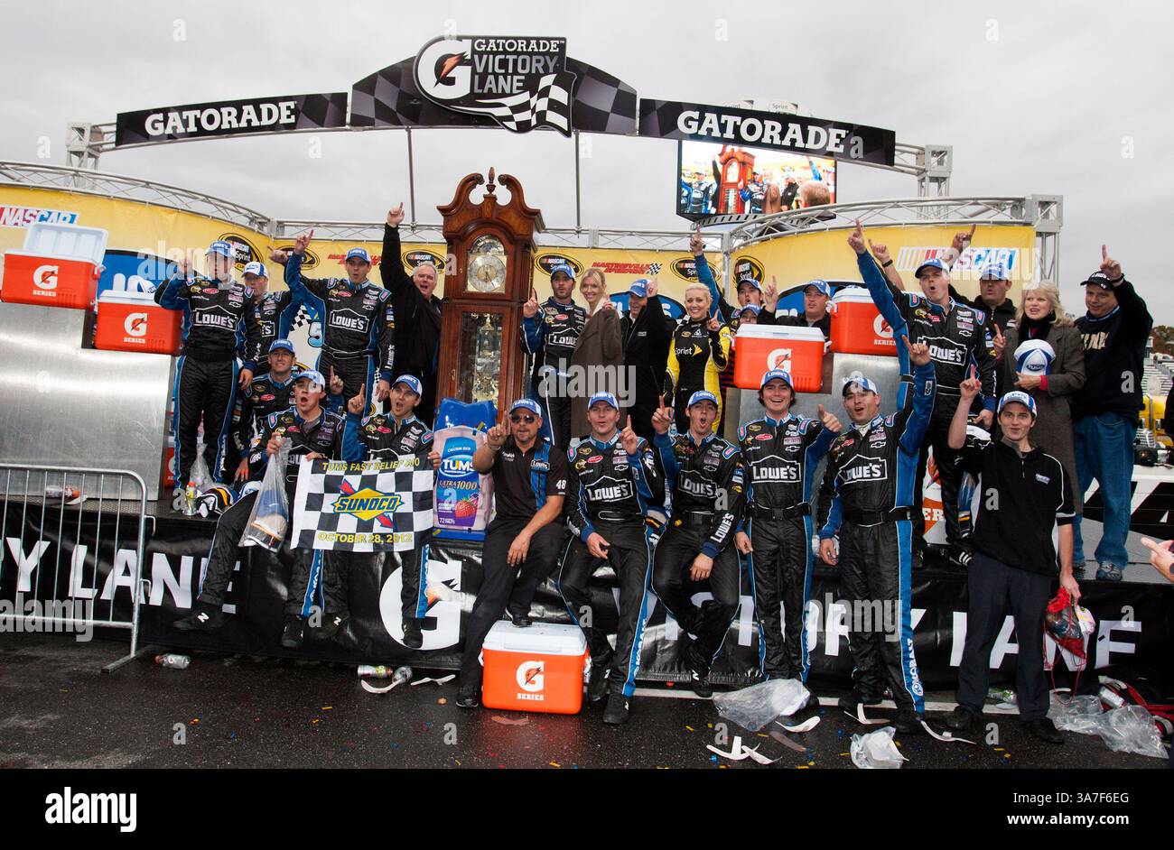 28. Oktober 2012 – Martinsville, VA, USA – Martinsville, VA – 28. Oktober 2012: Jimmie Johnson (48) gewinnt das Tums Fast Relief 500 auf dem Martinsville Speedway in Martinsville, VA. (Kreditbild: © ASP/Cal Sport Media/ZUMAPRESS.com) Stockfoto