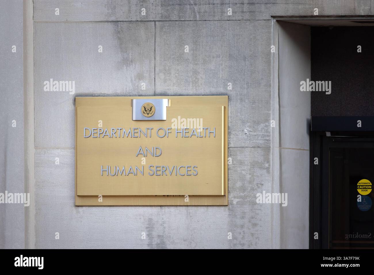 Hauptquartierstafel vor dem Eingang zum Gebäude des US Department of Health and Human Services (HHS) Stockfoto
