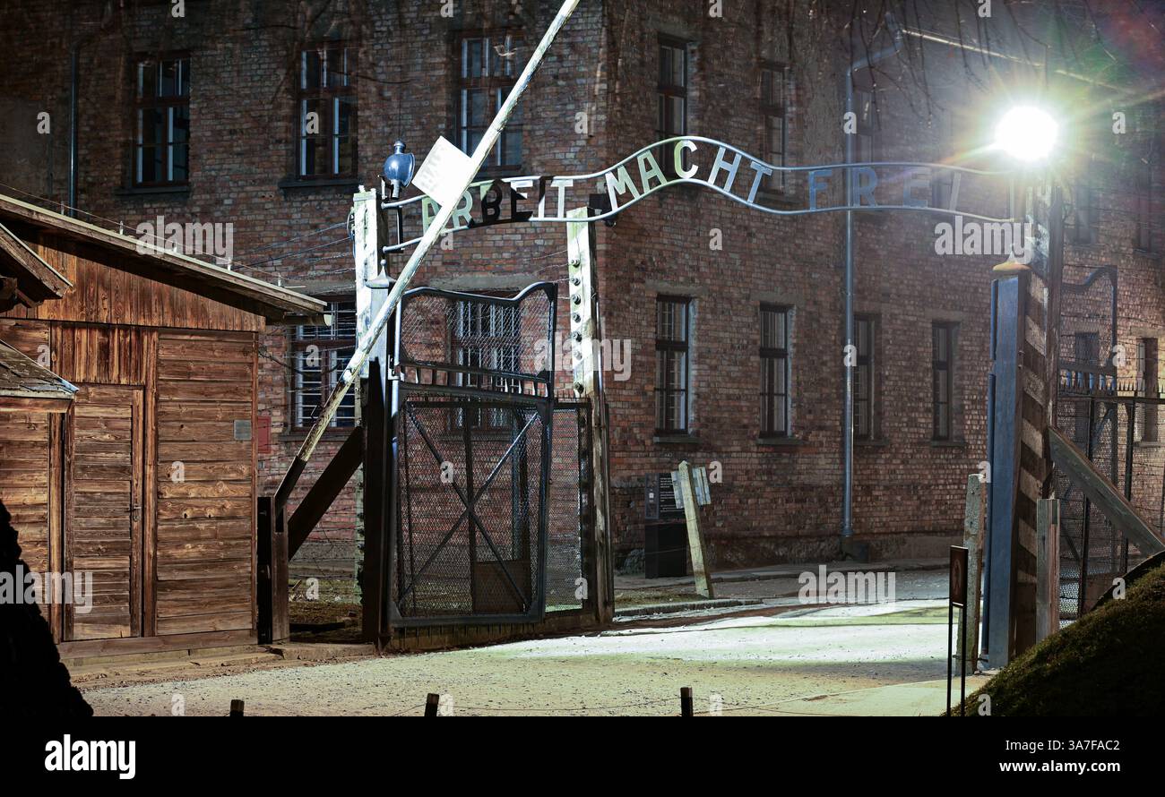 Oswiecim, Polen. März 2025. Das Haupttor steht am Donnerstag, den 27. März 2025, im ehemaligen Konzentrationslager Auschwitz bei Oswiecim in Polen. Oben auf dem Tor steht der Spruch „Arbeit Macht Frie“ oder „Work Sets you Free“. Das Lager feiert sein 80. Jahr seit seiner Befreiung durch die sowjetische Rote Armee im Jahr 1945. Insgesamt wurden etwa 1,1 Millionen Juden, Polen, Roma sowie andere ethnische Gruppen im Lager ausgelöscht. Das Gelände wird heute als Auschwitz Memorial and Museum Foundation verwaltet. Foto: Joe Marino/UPI. Quelle: UPI/Alamy Live News Stockfoto