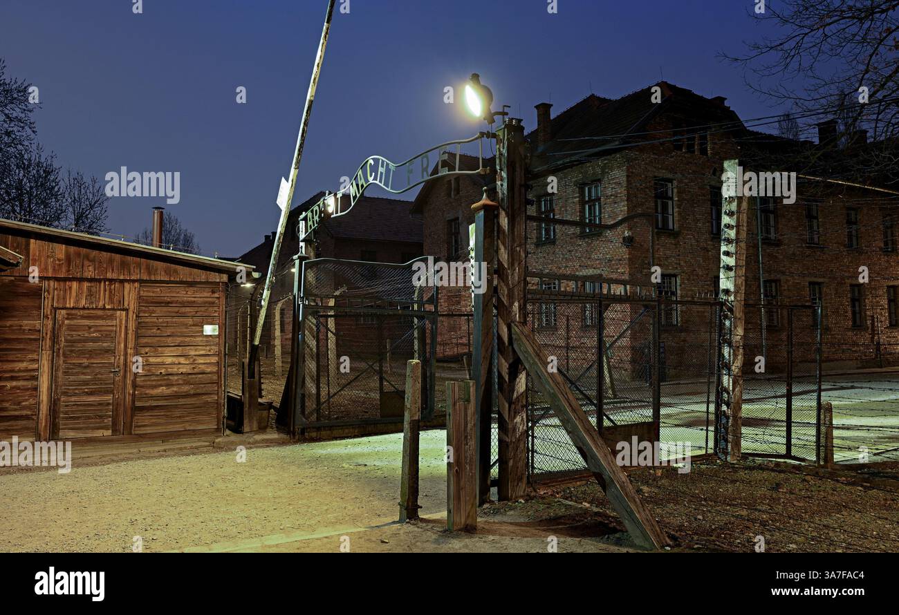 Oswiecim, Polen. März 2025. Das Haupttor steht am Donnerstag, den 27. März 2025, im ehemaligen Konzentrationslager Auschwitz bei Oswiecim in Polen. Der Spruch oben auf dem Tor lautet „Arbeit Macht Frie“ oder „Work Sets you Free“. Das Lager feiert sein 80. Jahr seit seiner Befreiung durch die sowjetische Rote Armee im Jahr 1945. Insgesamt wurden etwa 1,1 Millionen Juden, Polen, Roma sowie andere ethnische Gruppen im Lager ausgelöscht. Das Gelände wird heute als Auschwitz Memorial and Museum Foundation verwaltet. Foto: Joe Marino/UPI. Quelle: UPI/Alamy Live News Stockfoto