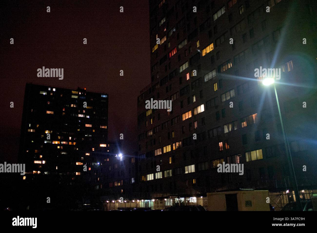 28. Oktober 2012 - Brooklyn, New York, USA - Lichter in Coney Island Wohnungsprojekte deuten darauf hin, dass viele Menschen die obligatorische Evakuierungsverordnung ignorieren. Um 16 Uhr östlicher Normalzeit ordnete der New Yorker Bürgermeister Michael Bloomberg die Evakuierung von Coney Island und anderen hochwassergefährdeten Küstengebieten an. Die Bewohner hatten drei Stunden Zeit, um zu gehen. Um 22 Uhr schien es, als wären nur wenige Leute weg. . (Kreditbild: © Michael Webster/ZUMAPRESS.com) Stockfoto