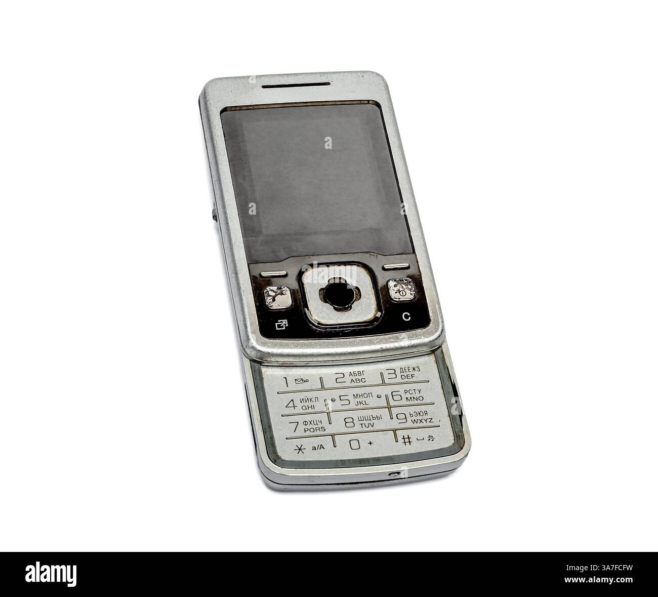 Altes Flip-Handy mit physischer Tastatur auf weißem Hintergrund für Nostalgie Stockfoto