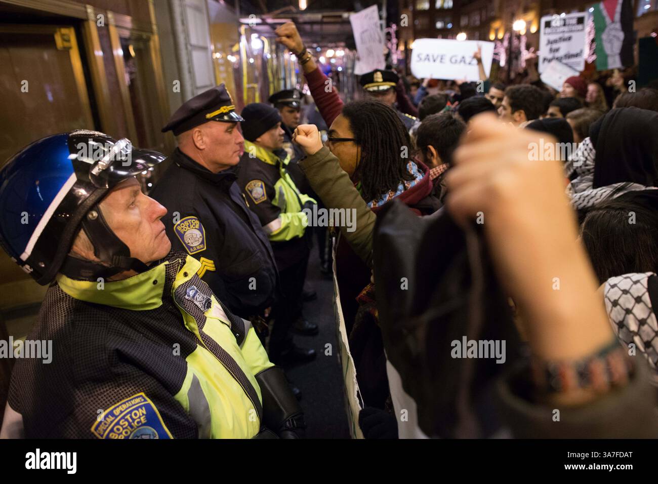 20. November 2012 – Boston, MA, USA – Polizeibeamte und pro-palästinensische Demonstranten treffen sich am Dienstag, den 20. November 2012, vor dem 20 Park Plaza in Boston, Massachusetts. Das Gebäude beherbergt Konsulate verschiedener Länder, einschließlich Israels Schätzungsweise 750-1000 Personen waren anwesend, die an diesem Abend sowohl pro-israelische als auch pro-palästinensische Ansichten vertreten. (Bild: © Scott Eisen/ZUMAPRESS.com) Stockfoto
