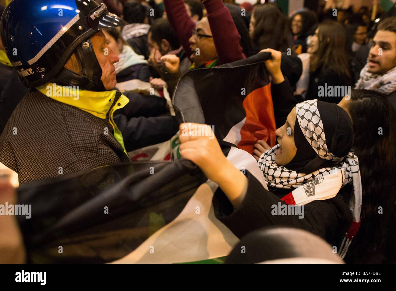 20. November 2012 – Boston, MA, USA – Polizeibeamte und pro-palästinensische Demonstranten treffen sich am Dienstag, den 20. November 2012, vor dem 20 Park Plaza in Boston, Massachusetts. Das Gebäude beherbergt Konsulate verschiedener Länder, einschließlich Israels Schätzungsweise 750-1000 Personen waren anwesend, die an diesem Abend sowohl pro-israelische als auch pro-palästinensische Ansichten vertreten. (Bild: © Scott Eisen/ZUMAPRESS.com) Stockfoto