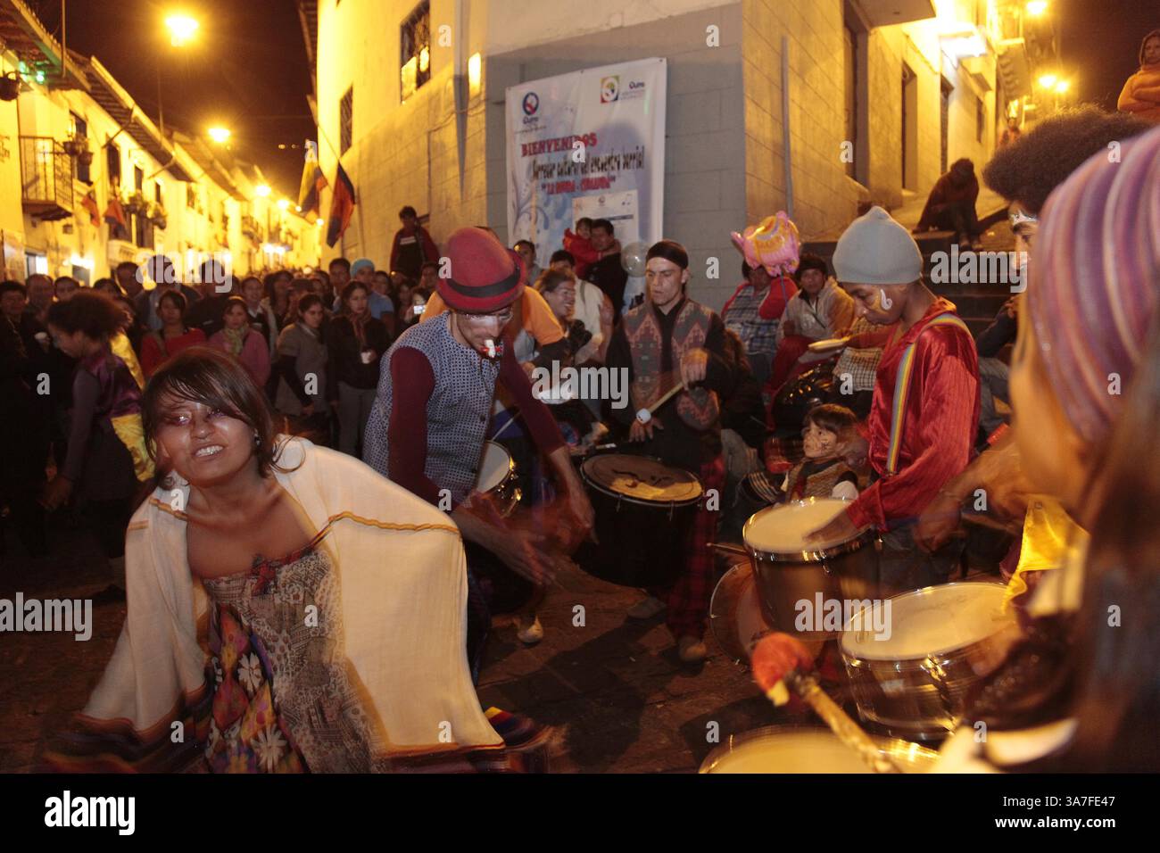 November 2012 - Ecuador - QUITO ECUADOR 13.06.2011. PAUL RIVAS BRAVO. PARA QUITO. CALLE LA RONDA. EXTRANJEROS QUE ACTUAN EN LA CALLE (Kreditbild: © El Comercio/GDA/ZUMAPRESS.com) Stockfoto