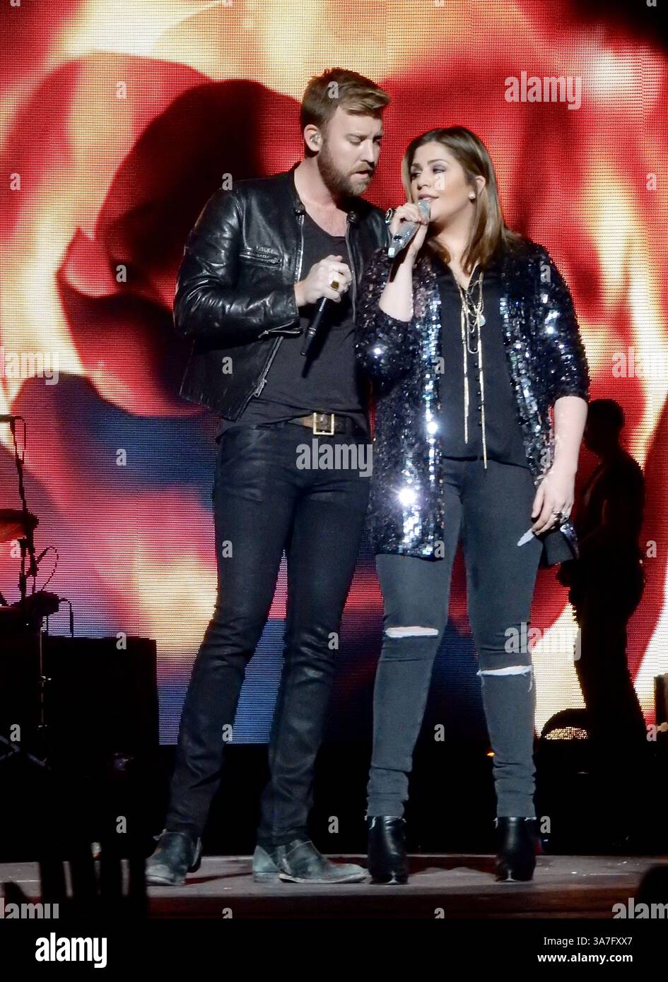 Hilary Scott und Charles Kelley von Lady Antebellum treten am 7. März 2015 auf dem Country to Country Festival in der 3Arena in Dublin, Irland Stockfoto
