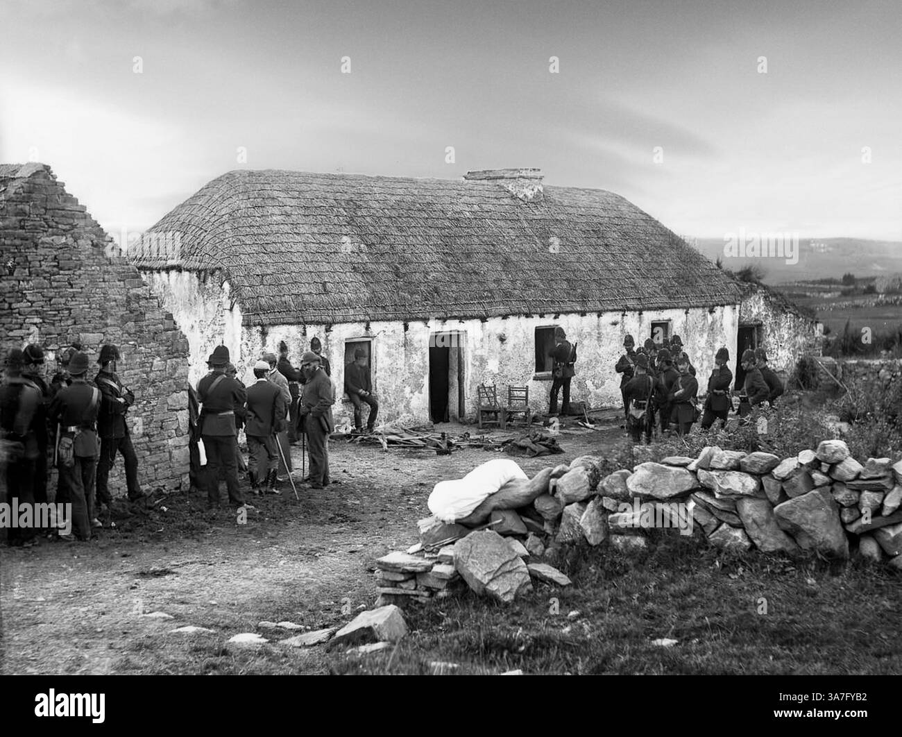 Ein Vintage-Foto der Szene nach der Räumung einer Mary O'DEA in Tullycrine, County Clare, 1888. Die meisten Vertreibungen erfolgten in den 1840er Jahren, als die Polizei begann, eine Zählung zu führen. Insgesamt wurden zwischen 1849 und 1854 fast 250.000 Personen offiziell vertrieben. Die Räumungen dauerten bis in die 1890er Jahre an Stockfoto