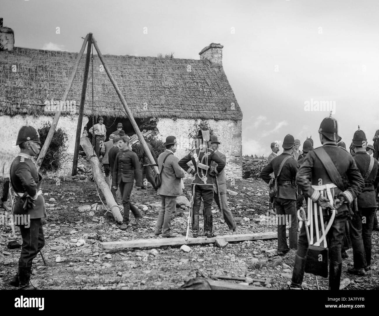 Eine Vintage-Fotografie von der Vertreibung einer irischen Familie im Jahr 1888 in Moyasta, County Clare, bei der ein Rammbock verwendet wurde. Die meisten Vertreibungen erfolgten in den 1840er Jahren, und als die Polizei begann, eine Zählung zu führen, verzeichneten sie insgesamt fast 250.000 Personen als offiziell von 1849 bis 1854 vertrieben. Die Räumungen dauerten bis in die 1890er Jahre an Stockfoto