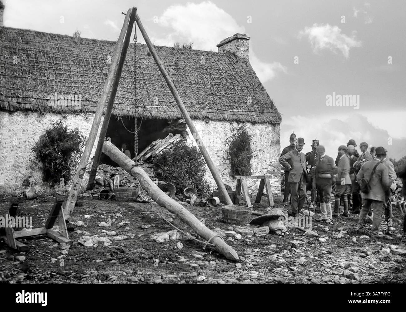 Eine Vintage-Fotografie von der Vertreibung einer irischen Familie im Jahr 1888 in Moyasta, County Clare, bei der ein Rammbock verwendet wurde. Die meisten Vertreibungen erfolgten in den 1840er Jahren, und als die Polizei begann, eine Zählung zu führen, verzeichneten sie insgesamt fast 250.000 Personen als offiziell von 1849 bis 1854 vertrieben. Die Räumungen dauerten bis in die 1890er Jahre an Stockfoto