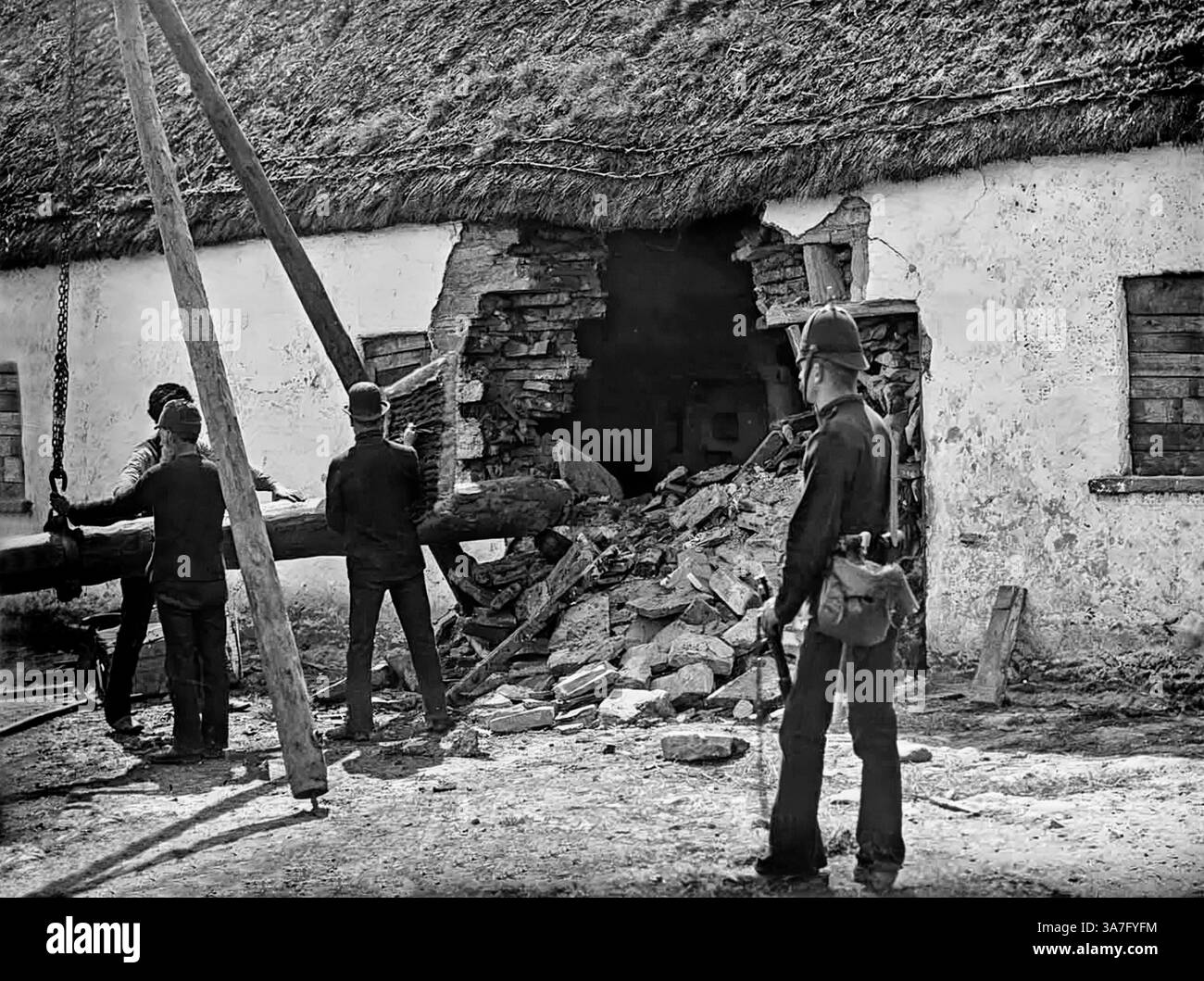 Eine Vintage-Fotografie der Vertreibung einer irischen Familie im County Clare im Jahr 1888, in der ein Rammbock verwendet wurde. Die meisten Vertreibungen erfolgten in den 1840er Jahren, und als die Polizei begann, eine Zählung zu führen, verzeichneten sie insgesamt fast 250.000 Personen als offiziell von 1849 bis 1854 vertrieben. Die Räumungen dauerten bis in die 1890er Jahre an Stockfoto