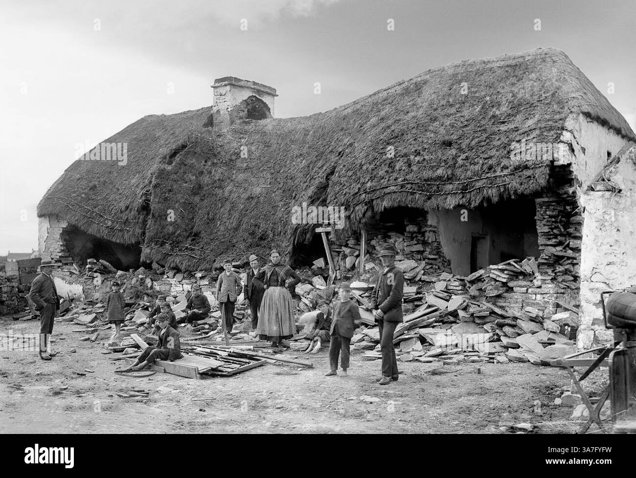 Eine Vintage-Fotografie der Vertreibung einer irischen Familie im County Clare im Jahr 1888, in der ein Rammbock verwendet wurde. Die meisten Vertreibungen erfolgten in den 1840er Jahren, und als die Polizei begann, eine Zählung zu führen, verzeichneten sie insgesamt fast 250.000 Personen als offiziell von 1849 bis 1854 vertrieben. Die Räumungen dauerten bis in die 1890er Jahre an Stockfoto