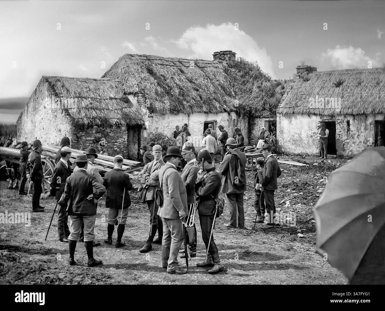Eine Vintage-Fotografie der Szene nach der Räumung einer irischen Familie in Moyasta, County Clare im Jahr 1888. Die meisten Vertreibungen erfolgten in den 1840er Jahren, als die Polizei begann, eine Zählung zu führen. Insgesamt wurden zwischen 1849 und 1854 fast 250.000 Personen offiziell vertrieben. Die Räumungen dauerten bis in die 1890er Jahre an Stockfoto