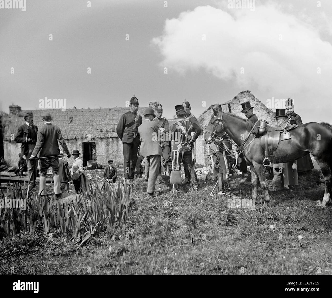 Eine Vintage-Fotografie der Szene nach der Räumung einer irischen Familie in Moyasta, County Clare im Jahr 1888. Die meisten Vertreibungen erfolgten in den 1840er Jahren, als die Polizei begann, eine Zählung zu führen. Insgesamt wurden zwischen 1849 und 1854 fast 250.000 Personen offiziell vertrieben. Die Räumungen dauerten bis in die 1890er Jahre an Stockfoto