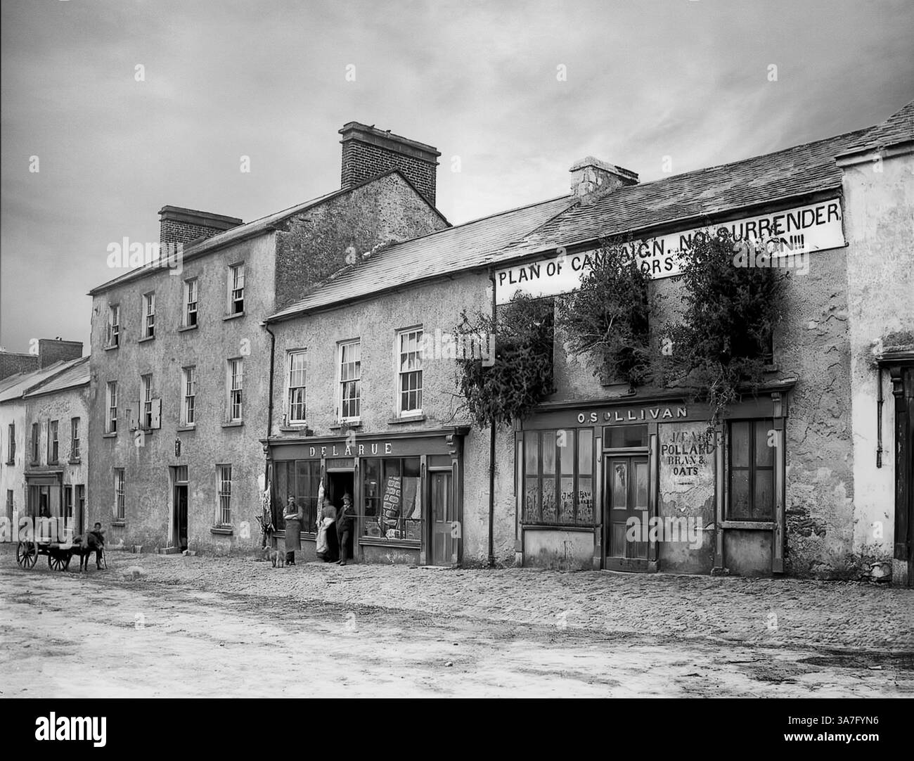 Ein Gebäude in Mitchelstown trägt ein Anti-Räumungs-Banner und seine Fenster sind mit Bürsten verbarrikadiert, um Angriffe abzuwehren. 1887. Die meisten Vertreibungen erfolgten in den 1840er Jahren, als die Polizei begann, eine Zählung zu führen. Insgesamt wurden zwischen 1849 und 1854 fast 250.000 Personen offiziell vertrieben. Die Räumungen dauerten bis in die 1890er Jahre an Stockfoto