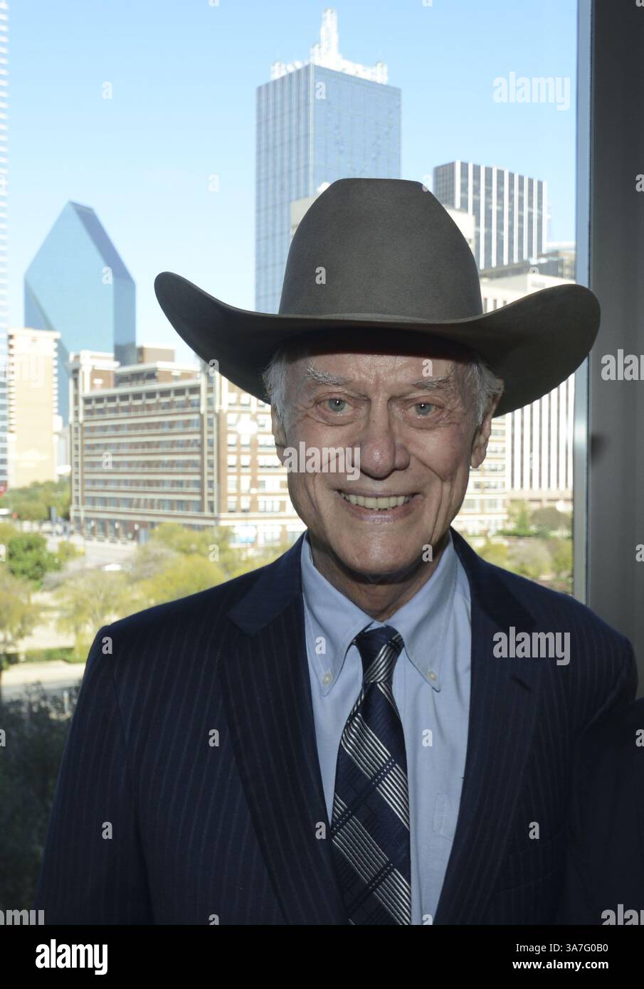 6. Mai 2010 - Dallas, Texas, USA - Schauspieler Larry Hagman, Star der TV-Serien „I Dream of Jeanie“ und „Dallas“, hier mit der Skyline von Dallas, am 27.10.2012, gestorben am Freitag, 23.11.2012...Robert W. Hart/Special Contributor (Credit Image: © Robert Hart/ZUMAPRESS.com) Stockfoto