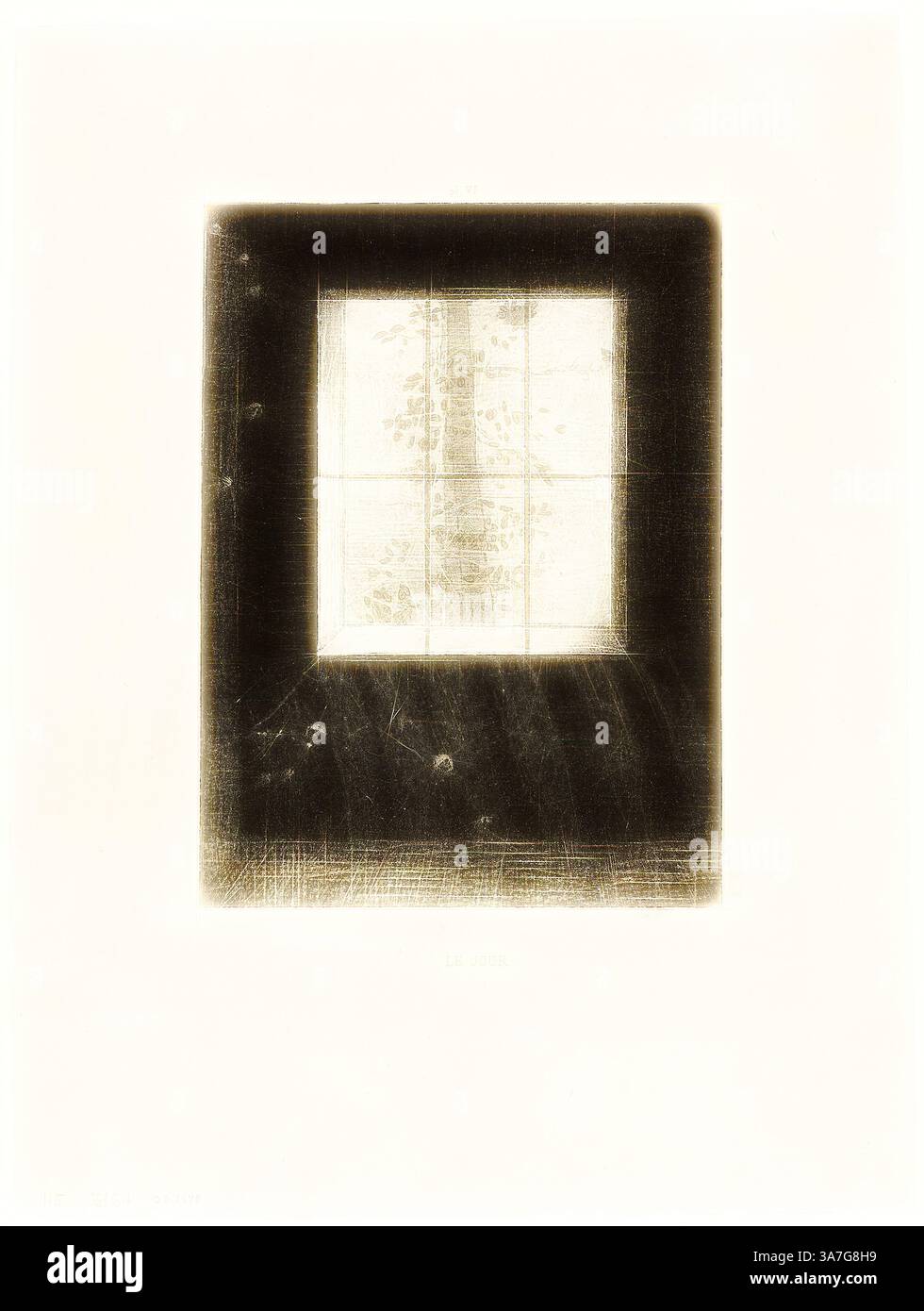 Ein mit natürlichen Mustern geschmücktes Fenster deutet auf eine ruhige Outdoor-Szene hin, eingerahmt von dunklen Rändern, die die Aufmerksamkeit auf das Zusammenspiel von Licht und Schatten lenken., Klassische Kunst mit modernem Twist neu interpretiert von Artotop, Day, Plate 6 from Dreams, 1891, Odilon Redon, Französisch, 1840-1916, Frankreich, Lithographie auf grauelfenbeinfarbenem Porzellanpapier Stockfoto