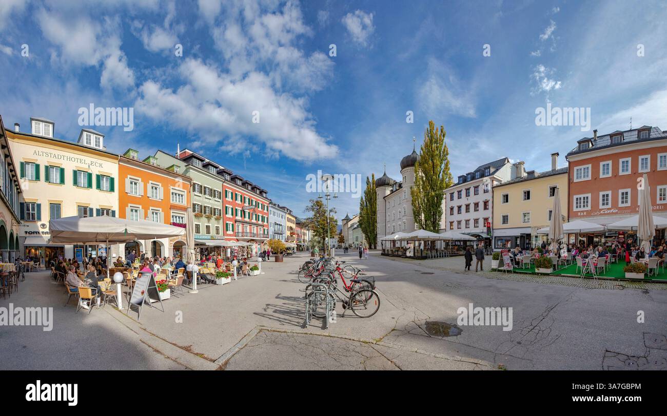 Cafe Terrassen auf Schloss Liebburg am Hauptplatz, Lienz, Österreich, Stadt, Dorf, Herbst, Leute, Outdoor-Café, Stockfoto