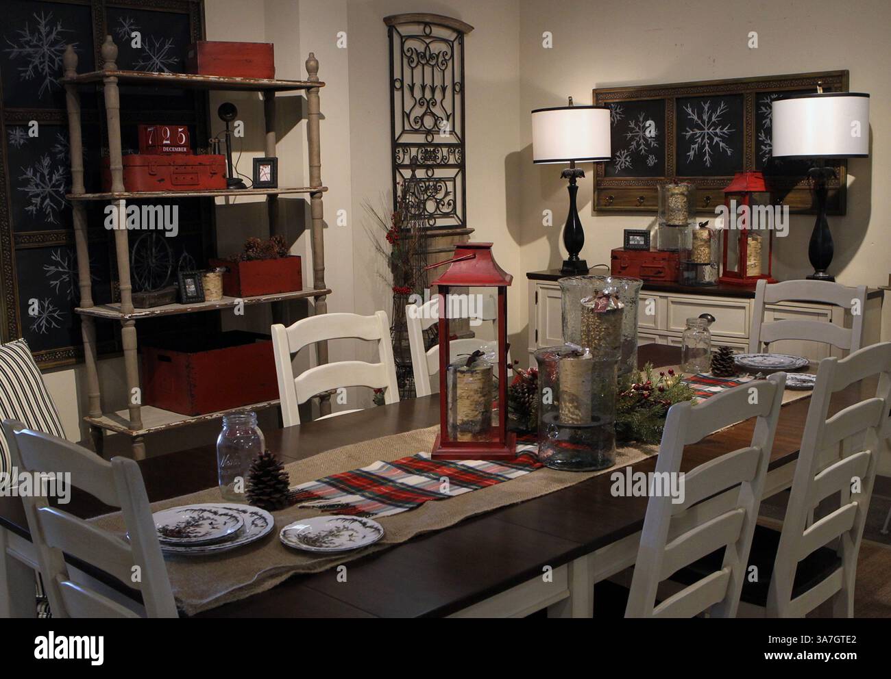 15. November 2012 - Ballwin, MO, USA - die Designer von Ashley Furniture in Ballwin, Missouri, haben am 13. November 2012 mehrere Weihnachtsdekorationsszenen in ihrem Showroom an der Manchester Road eingerichtet. Die Küchenszenen haben mehrere Urlaubsdekor-Details. (Kreditbild: © J.B. Forbes/MCT/ZUMAPRESS.com) Stockfoto