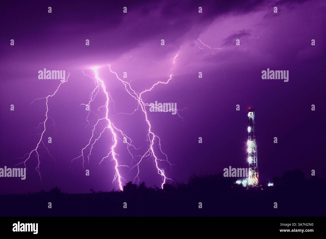 Usa. Kalifornien. Los Angeles. Blitzlicht und Ölquelle. Stockfoto