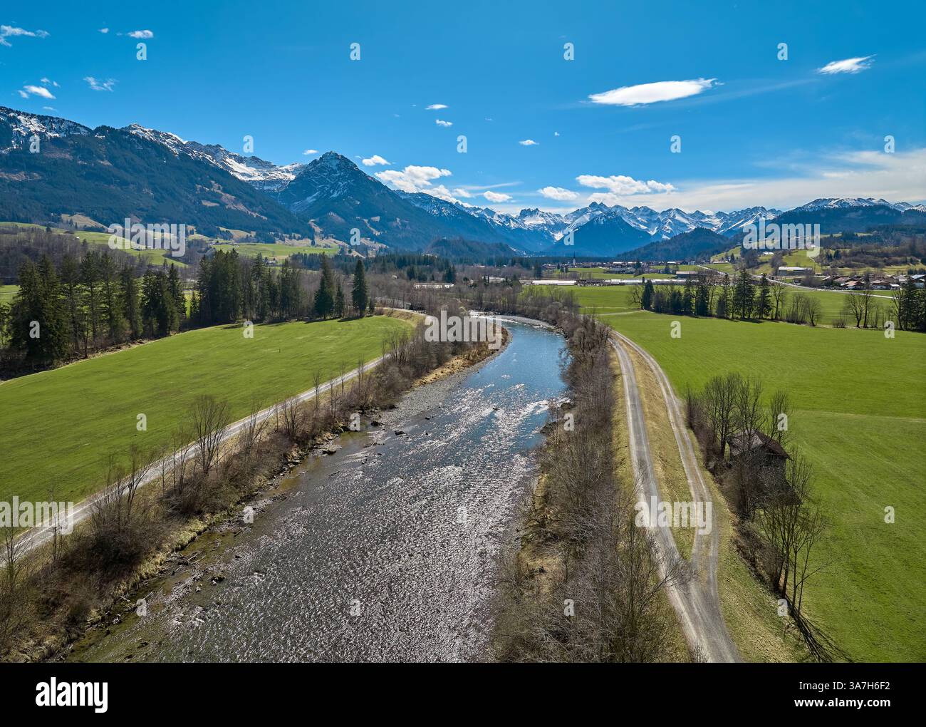 Luftaufnahme des oberen Iller-Tals in den Allgäuer Alpen neben Oberstdorf in Bayern Stockfoto