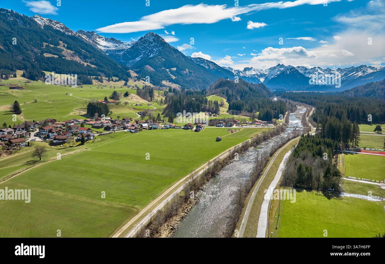 Luftaufnahme des oberen Iller-Tals in den Allgäuer Alpen neben Oberstdorf in Bayern Stockfoto