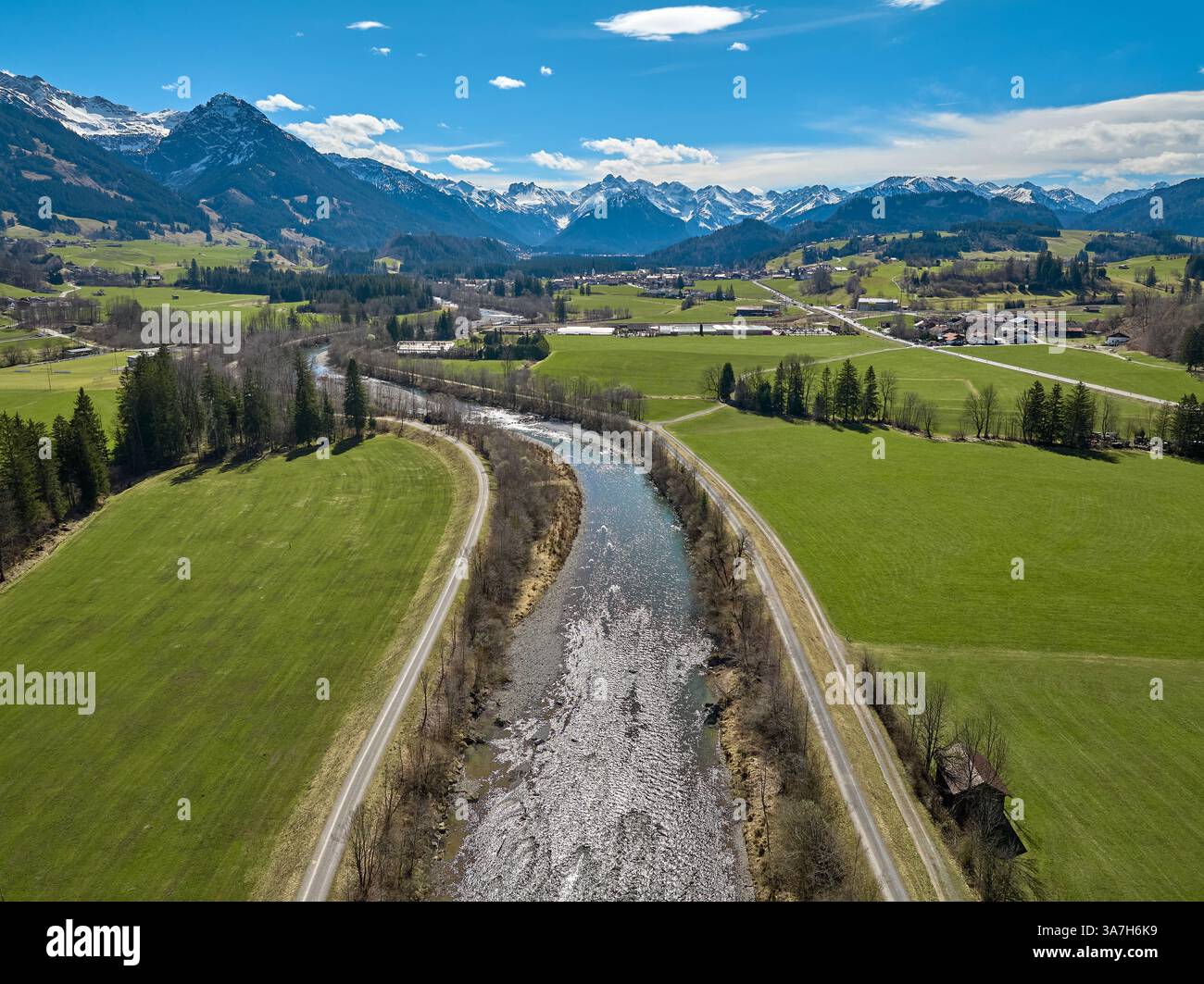 Luftaufnahme des oberen Iller-Tals in den Allgäuer Alpen neben Oberstdorf in Bayern Stockfoto