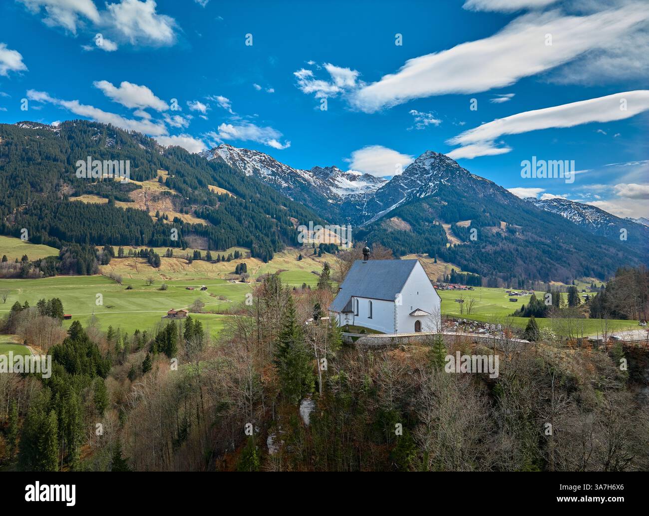 Luftaufnahme der Schöllanger Burgkirche im oberen Illertal in den Allgäuer Alpen bei Oberstdorf in Bayern Stockfoto
