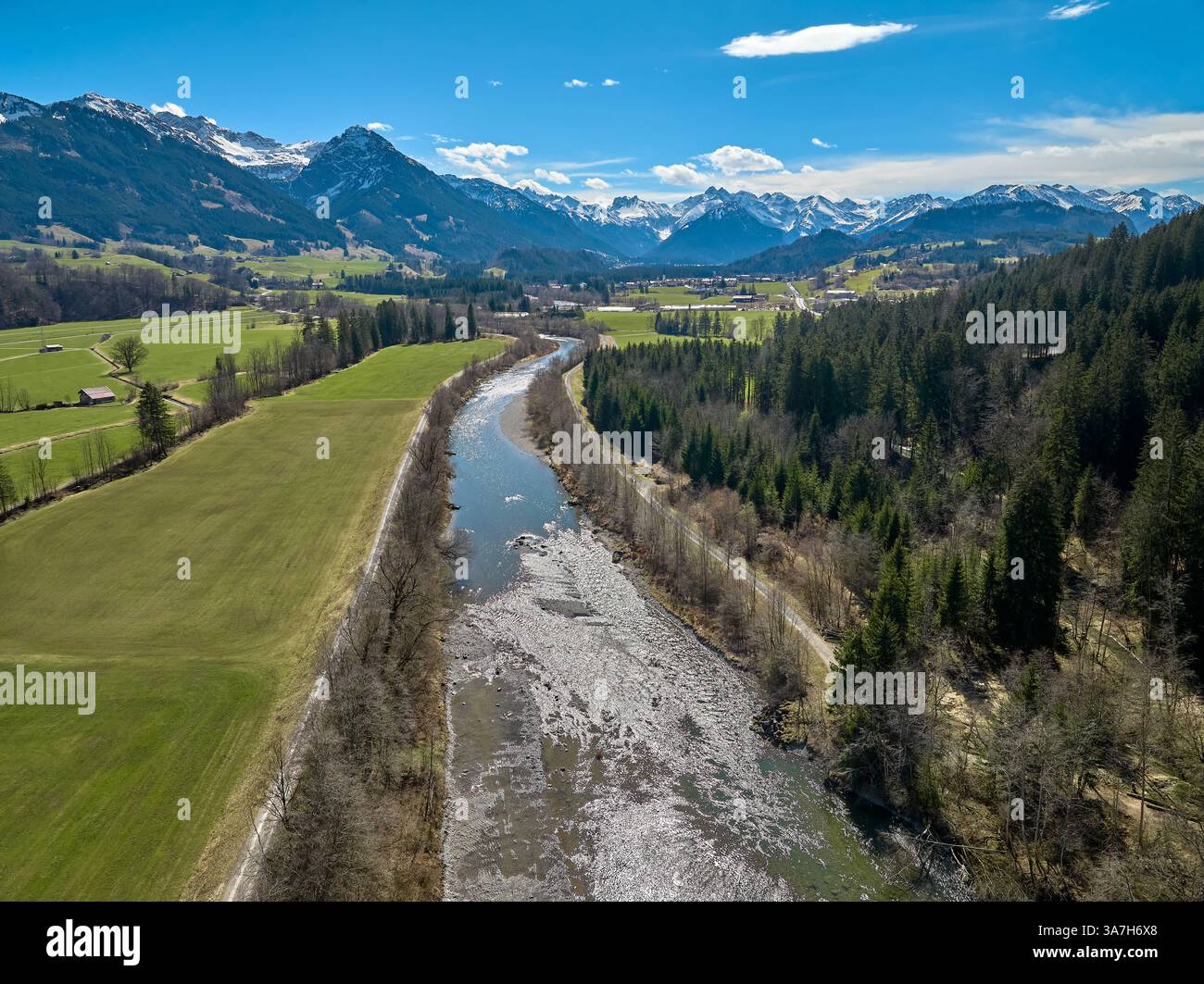 Luftaufnahme des oberen Iller-Tals in den Allgäuer Alpen neben Oberstdorf in Bayern Stockfoto