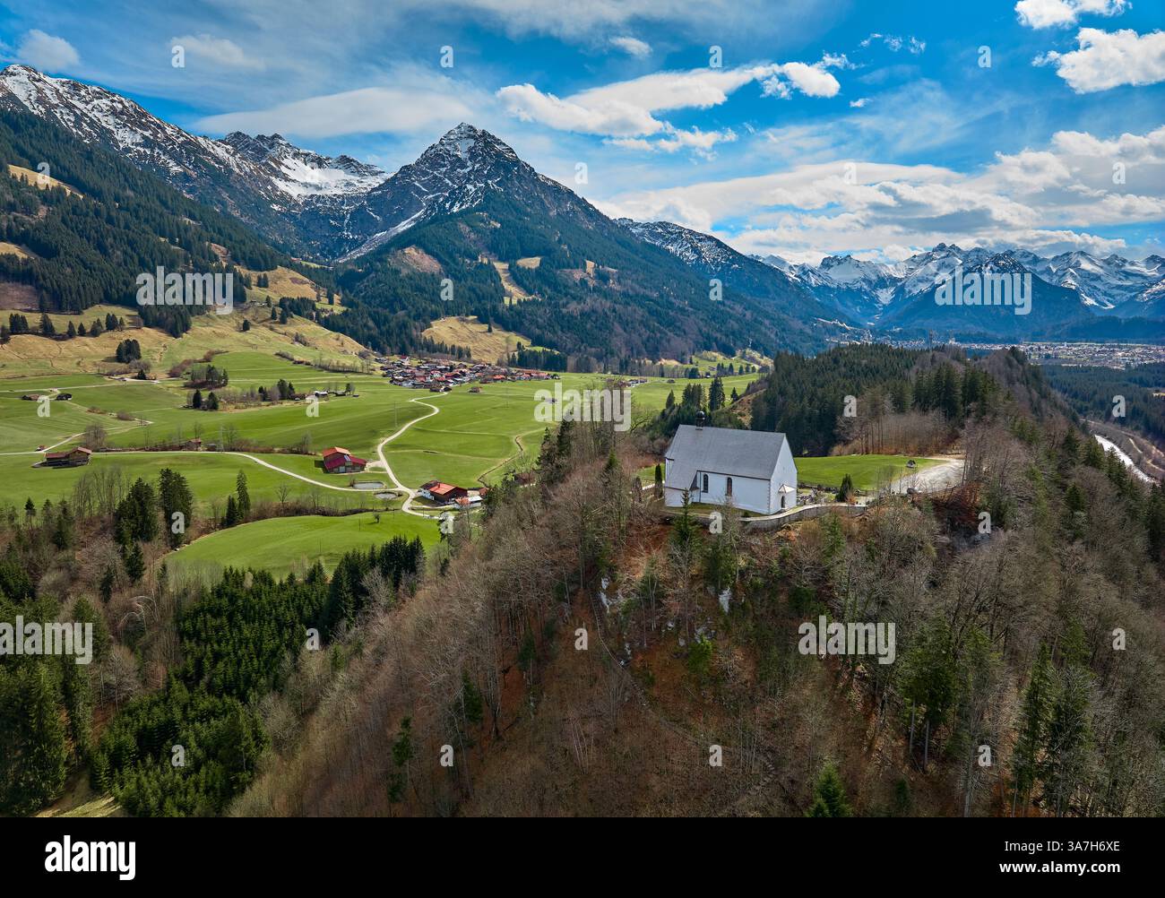 Luftaufnahme der Schöllanger Burgkirche im oberen Illertal in den Allgäuer Alpen bei Oberstdorf in Bayern Stockfoto
