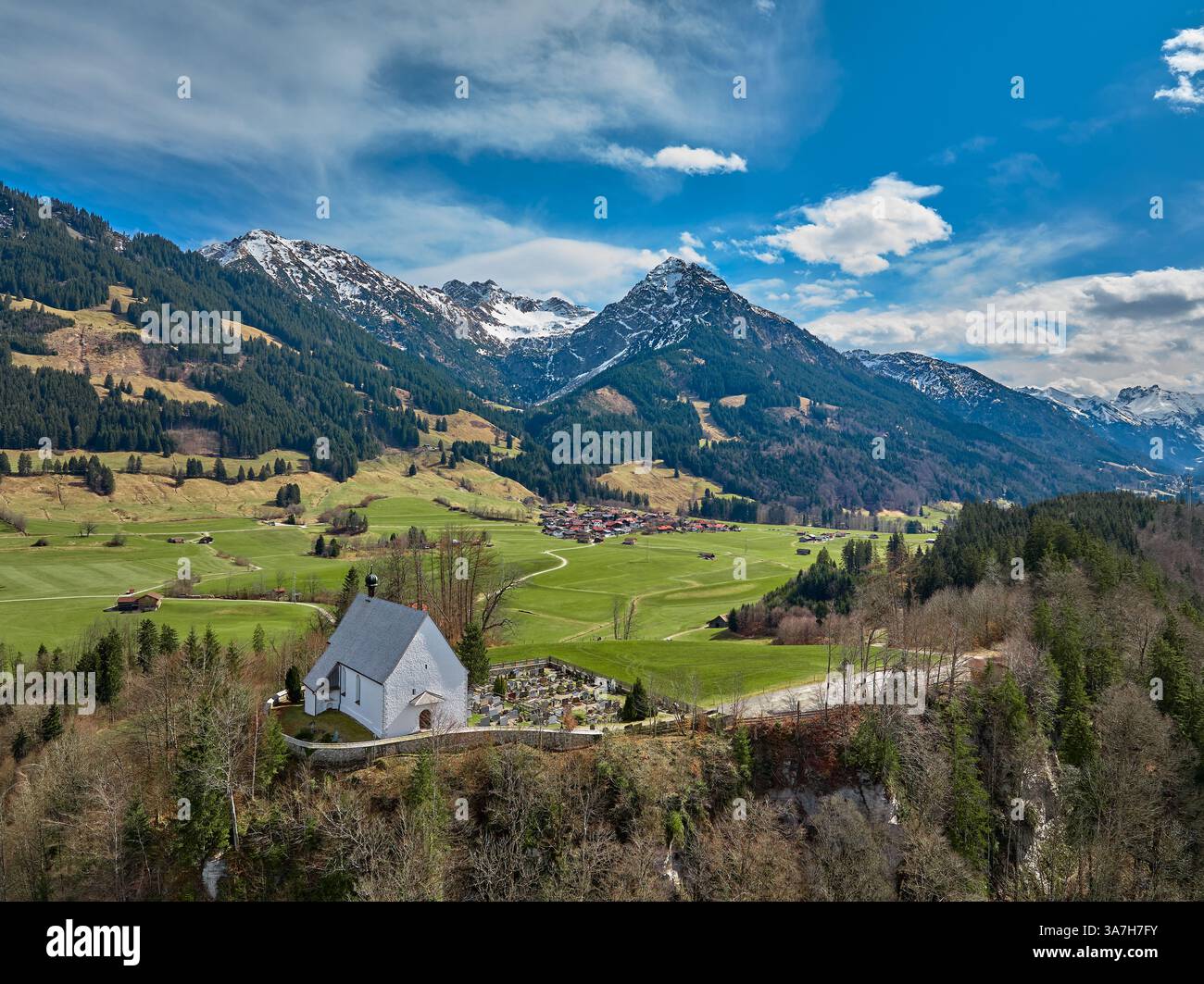 Luftaufnahme der Schöllanger Burgkirche im oberen Illertal in den Allgäuer Alpen bei Oberstdorf in Bayern Stockfoto