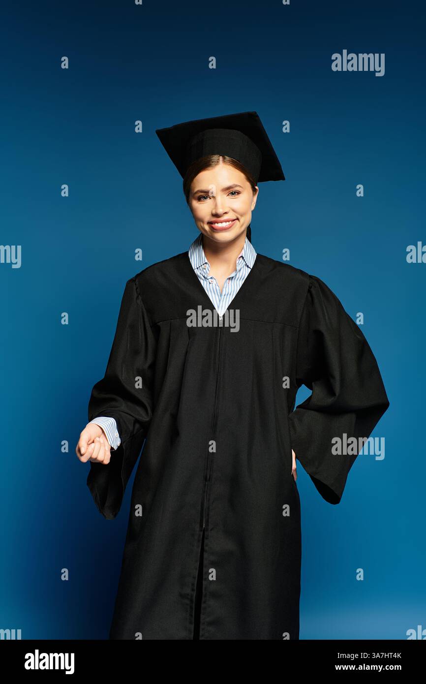Eine fröhliche junge Frau posiert in ihrem Abschlusskleid und ihrer Mütze und strahlt Glück und Leistung aus. Stockfoto