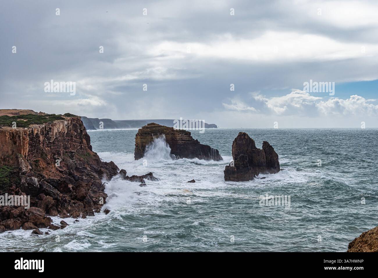 Meerblick und blauer Himmel, Pontal da Carrapateira in Aljezur, Algarve in Portugal. Stockfoto