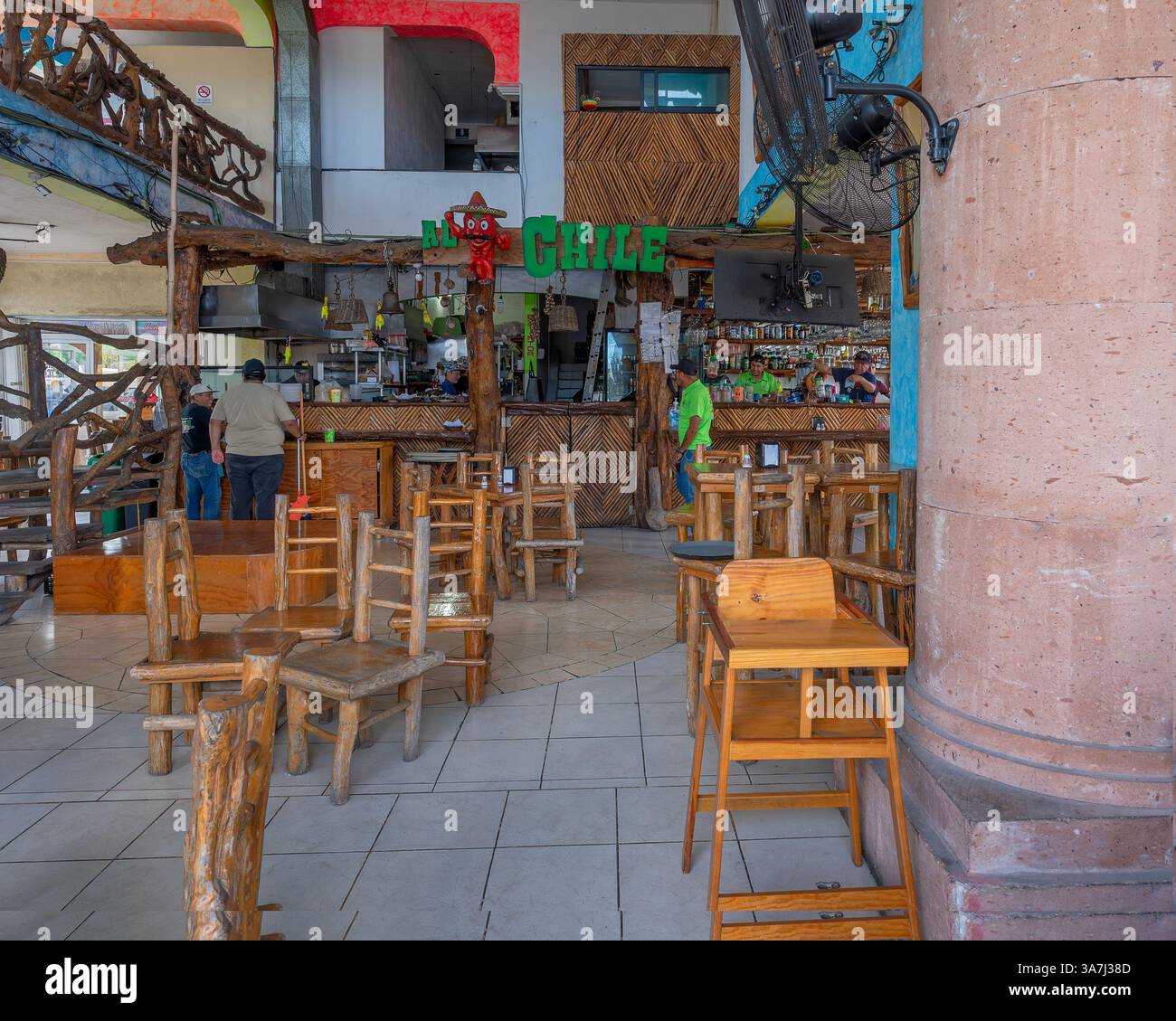 Cozumel, Quintana Roo, Mexiko – 5. Mai 2025: Inneneinrichtung des Open-Air-Restaurants Al Chile in der Innenstadt Stockfoto